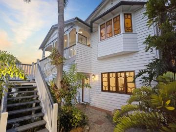 CITY VIEW QUEENSLANDER IN PREMIER COORPAROO POCKET
