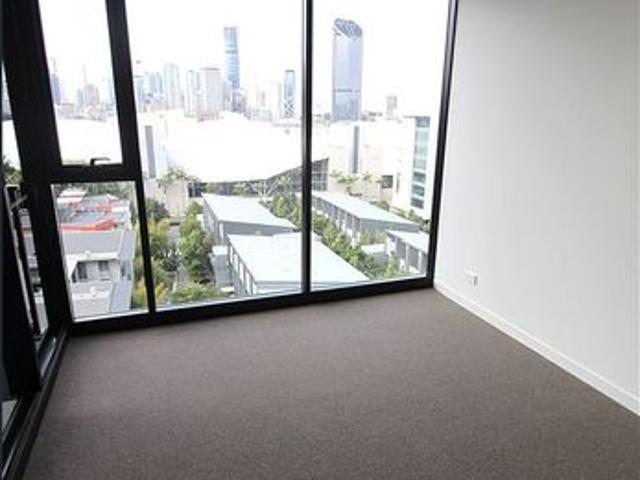 City View Urban Style Modern Design Apartment!
