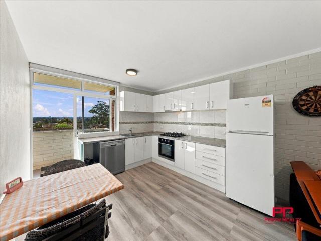 CITY VIEWS! MASSIVE KITCHEN! INTERNAL LAUNDRY!