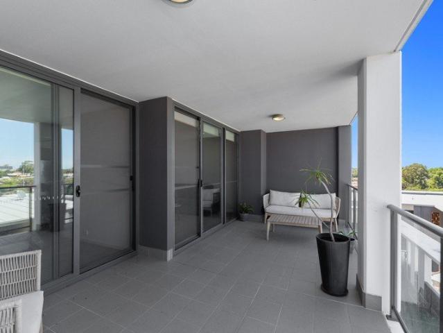 CITY VIEWS & RESORT STYLE LIVING