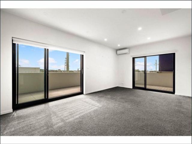 CITY VIEWS, ROOFTOP ENTERTAINING AND CENTRAL CONVENIENCE