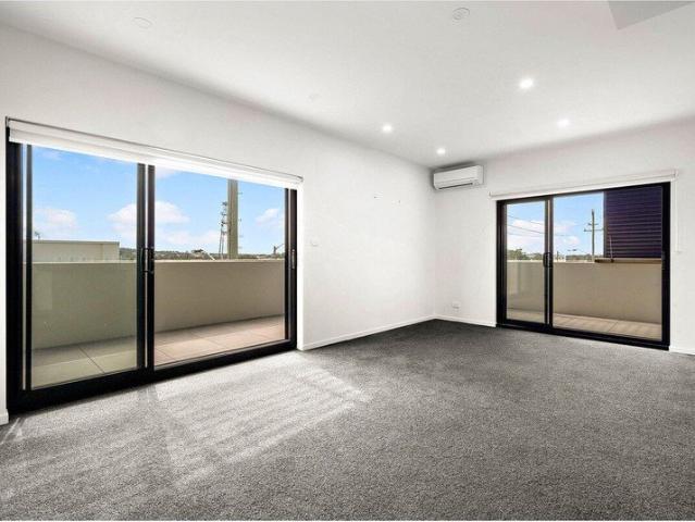 CITY VIEWS, ROOFTOP ENTERTAINING AND CENTRAL CONVENIENCE