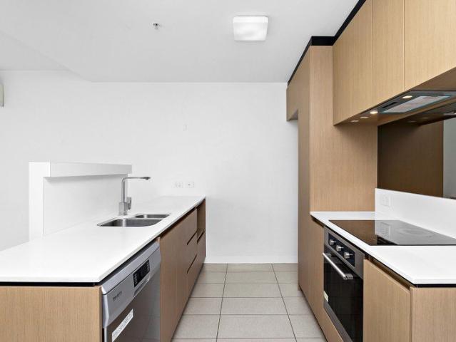 City Views, Secure Parking & Vibrant Prahran Lifestyle