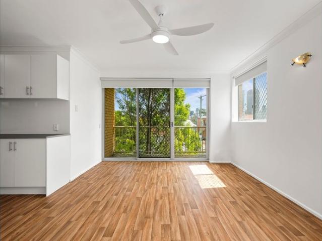 City Views & Spacious Living in Highgate Hill !