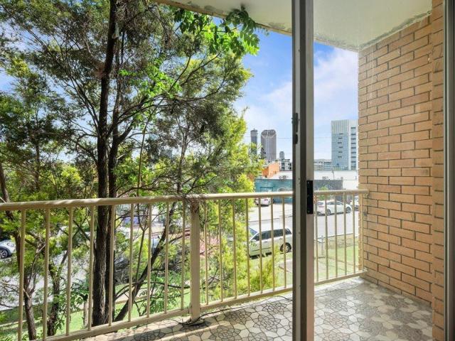 City Views & Spacious Living in Highgate Hill !