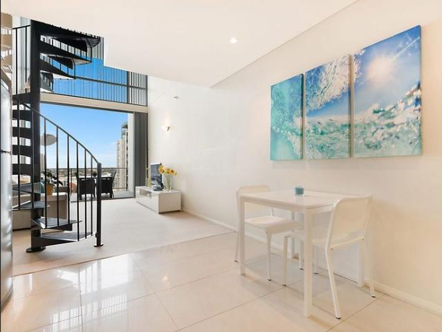 CITY VIEWS & SPLIT LEVEL STYLE AT SAFFRON APARTMENTS!