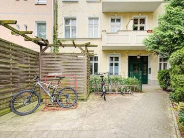 City West*: Solide vermietete Gründerzeit Wohnung + 3 Zimmer + Balkon + Provisionsfrei
