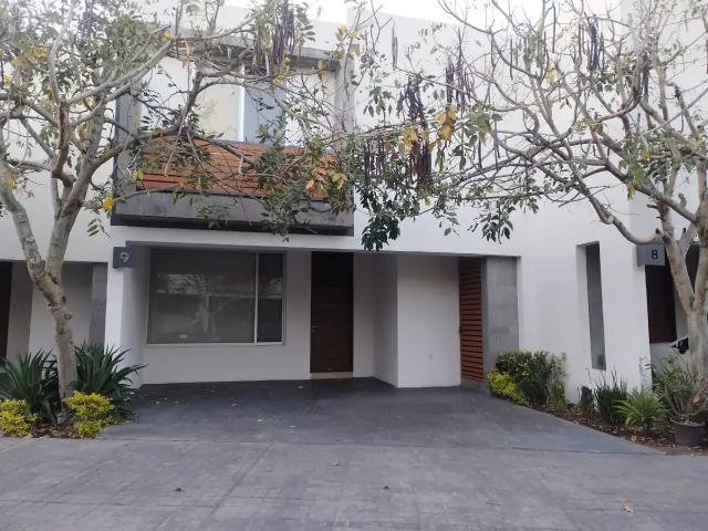 CIUDAD GRANJA VENTA DE CASA EN COTO C/ SEGURIDAD 2 RECAMARAS CON BANO COMPLETO Y VESTIDOR CADA UNA