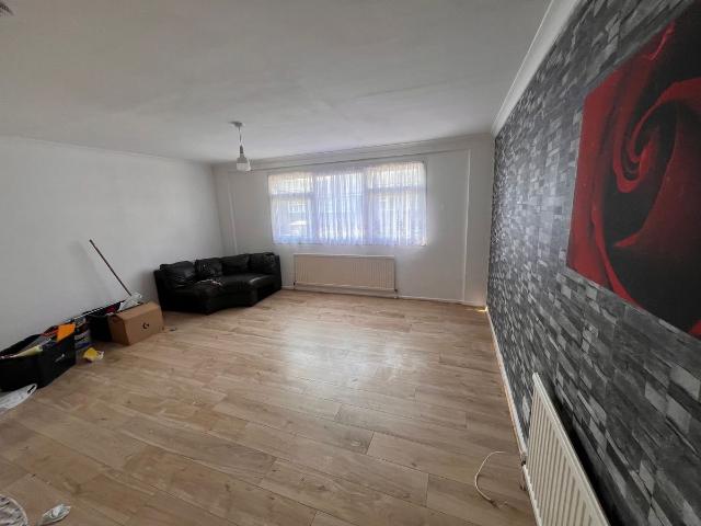 Civic Way, Ilford IG6, 3 bed maisonette to rent, £1,950 pcm | PrimeLocation