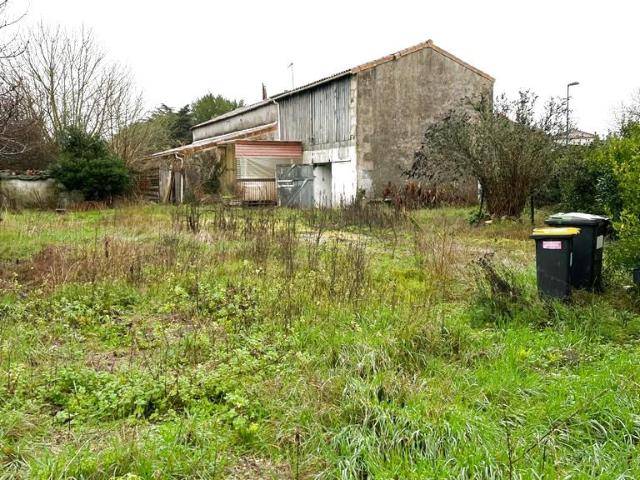 CIVRAC en MEDOC, maison de type T3 de 80 m2 env + dépendance attenante de 120 m2 env. sur 1225 m2 envi