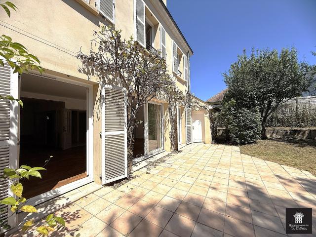 CO EXCLUSIVITÉ LE CHESNAY Maison familliale comtemporaine 2000 R+2 de 225m2 utiles 7/8 chambres sur 443m2