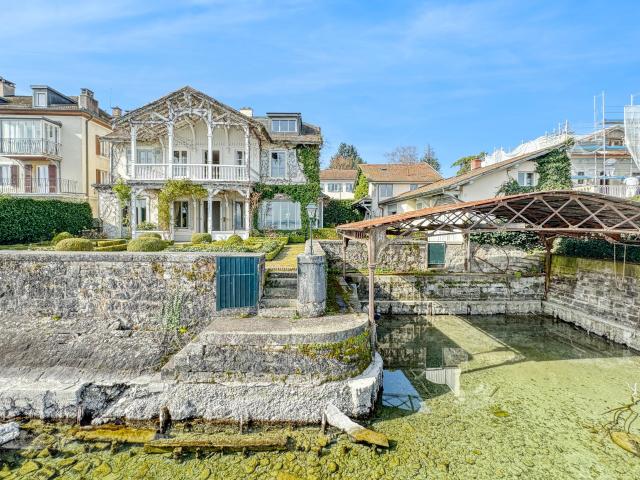 Co Exklusivität: Charmantes Haus am Wasser mit privatem Hafen