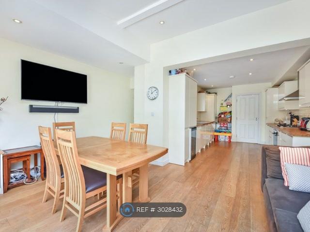 Comyn Road, London SW11, 3 bed flat to rent, £3,500 pcm | PrimeLocation