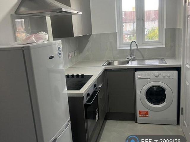 Comyns Road, Dagenham, RM9 Studio to rent £1,050 pcm £242 pw