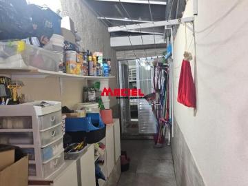 Com 3 dormitórios, sendo 1 suítes, este sobrado proporciona o espaço ideal para acomodar toda a famí