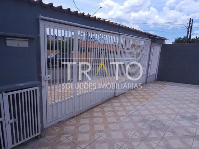 Com amplo quintal para 12 carros, com espaço para piscina
