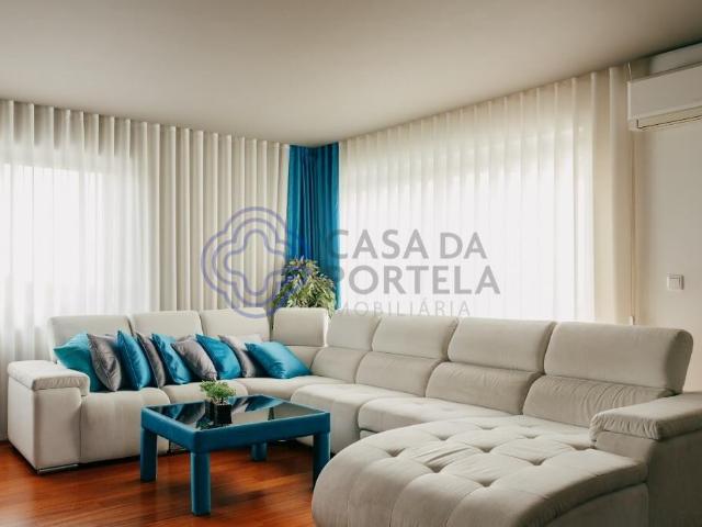 Terraço de 25m2, Cozinha e sala de 55m2, janelas grandes com muita luz natural