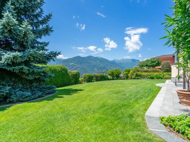 COMANO · VILLA INDIPENDENTE CON AMPIO GIARDINO PIANEGGIANTE IN ZONA RESIDENZIALE