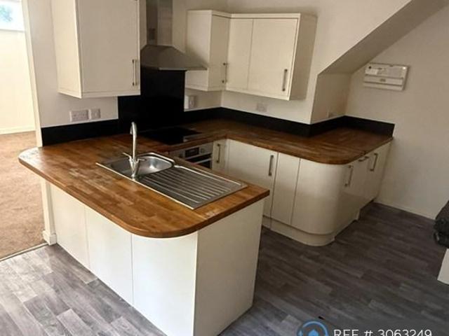Combs Road, Dewsbury, WF12 2 bed flat to rent £750 pcm £173 pw