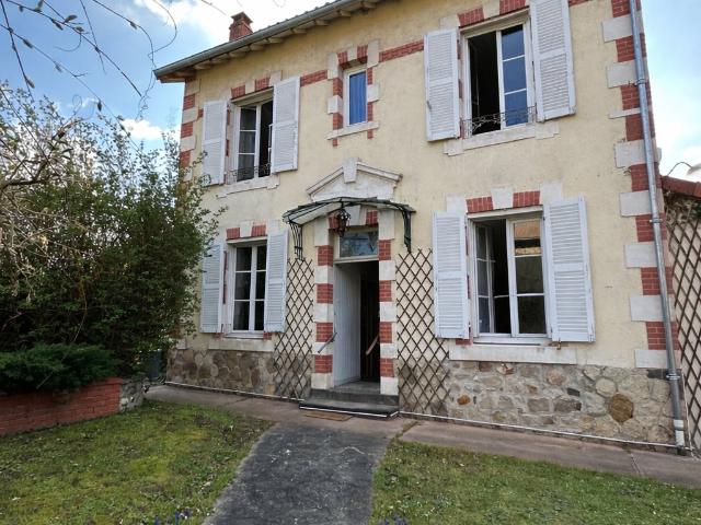 COMBRONDE Maison de caractère avec fort potentiel et grand jardin