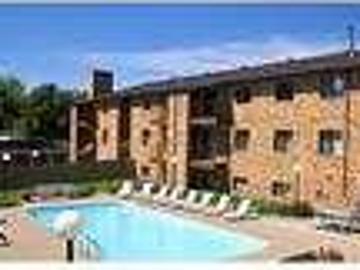 Come enjoy our recently remodeled apartment Park Apartments. Single Car Garage!