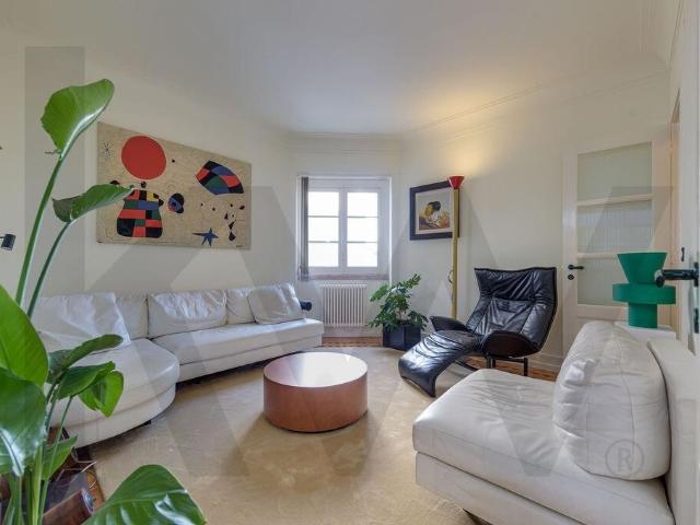 Come live in this 4 bedroom apartment in Campo de Ourique, the most charismatic neighborhood in Lisb