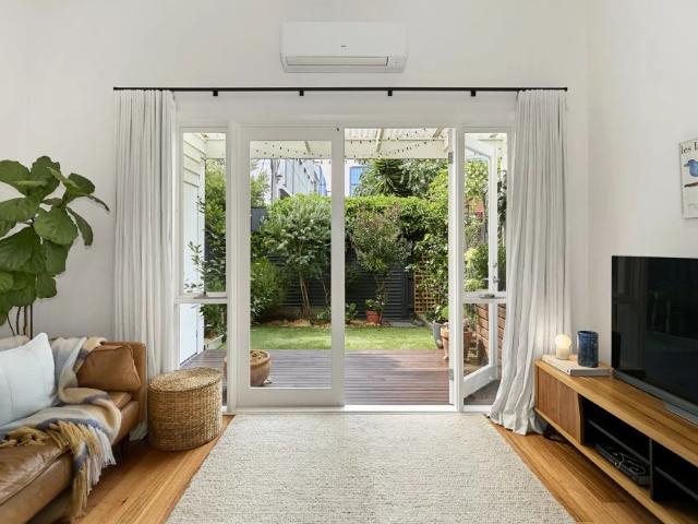 Come Live in this Charming Little Chestnut!