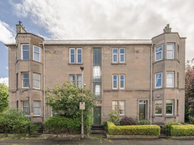 Comely Bank Grove, Comely Bank. 3 bed flat to rent £1,695 pcm £391 pw
