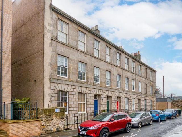 Comely Green Place, Abbeyhill, Edinburgh 2 bed apartment to rent £1,550 pcm £358 pw