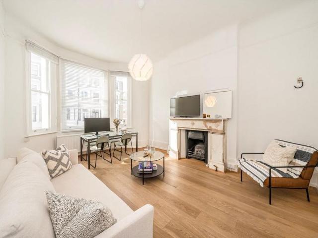 Comeragh Road, London W14 1 bed flat to rent £2,400 pcm £554 pw