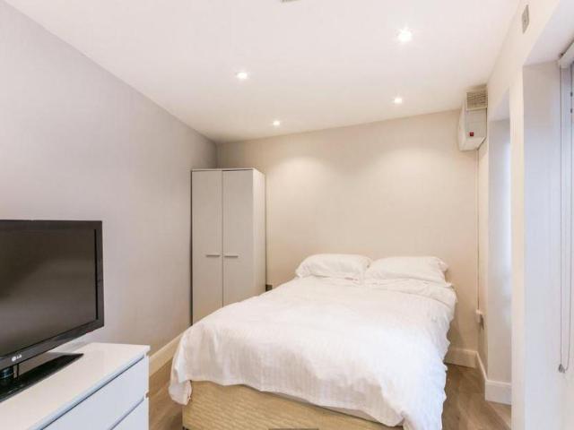 Comeragh Road, London W14 Studio to rent £2,000 pcm £462 pw