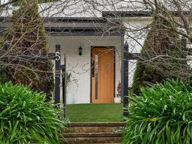 Comfort, Character & Convenience in a Peaceful Nairne Setting with a Shed!