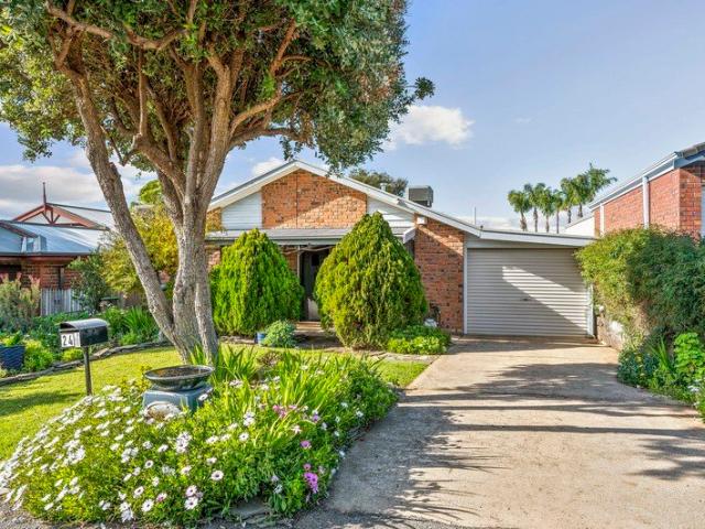 Comfort & Character in the Heart of McLaren Vale