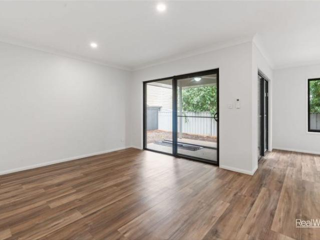 Comfort, Convenience and Easy Living Close to City!