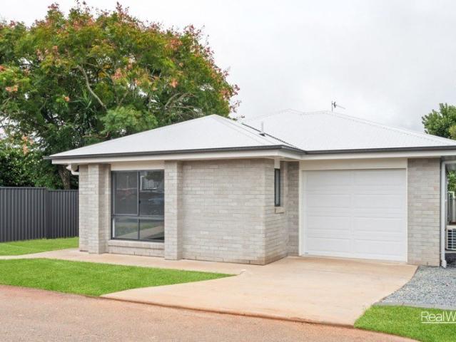 Comfort, Convenience and Easy Living Close to City!