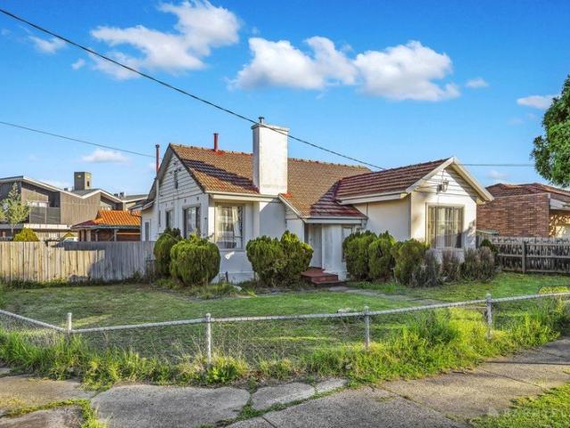 COMFORT, CONVENIENCE & FUTURE POTENTIAL ON A CORNER ALLOTMENT!