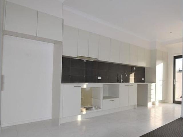 Comfort & Convenience in a Thriving Sunshine Location!
