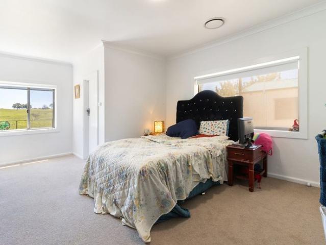 Comfort & Convenience in a Renovated Home Utilities & Garden maintenance included