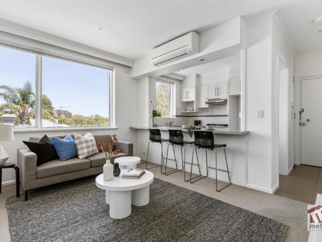 COMFORT & CONVENIENCE IN PREMIUM LOCATION!