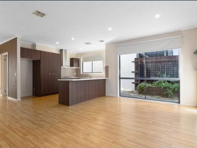COMFORT & CONVENIENCE IN THE FRANKSTON HIGH SCHOOL ZONE!