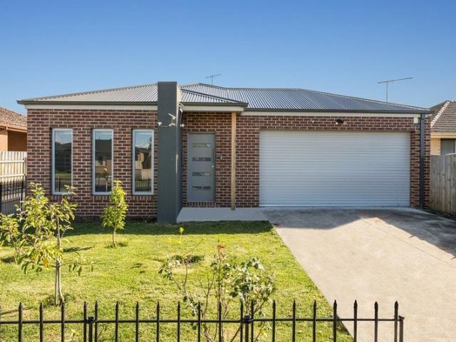 Comfort & Convenience in This Spacious 3 Bedroom Home!
