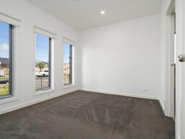 Comfort & Convenience in This Spacious 3 Bedroom Home!