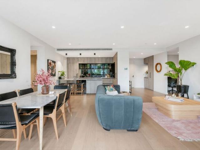 Comfort & Convenience: 3 Bed Apartment Close to Sandringham Village & Beach