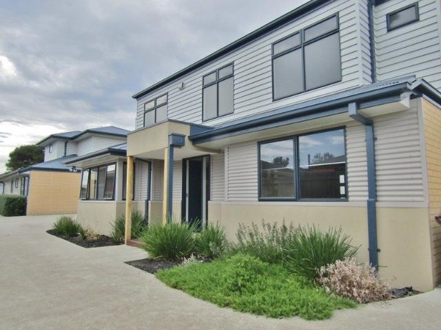Comfort & Convenience: 3 Bedroom, 3 Bathroom Townhouse
