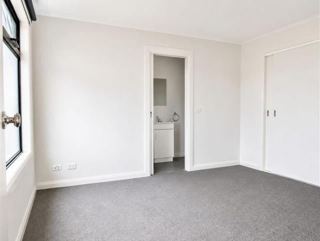 Comfort & Convenience: 3 Bedroom, 3 Bathroom Townhouse