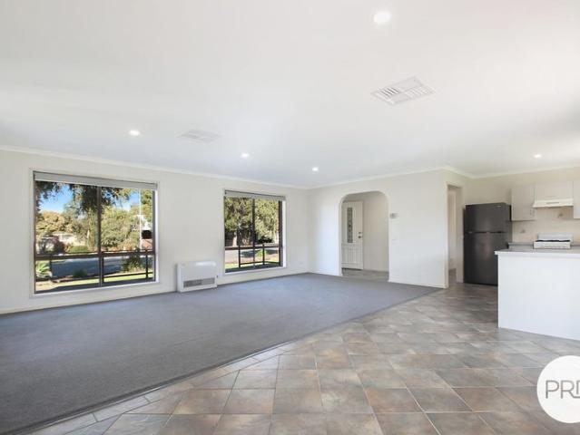 COMFORT, CONVENIENT & CLOSE TO LOCAL GOLF CLUB!