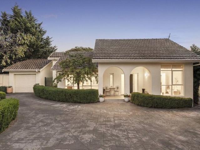 COMFORT, LIGHT, AND MULTIPLE LIVING ZONES ON A GENEROUS SETTING
