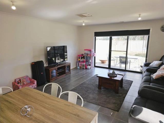 Comfort, Style & Convenience at 14 Glory Way