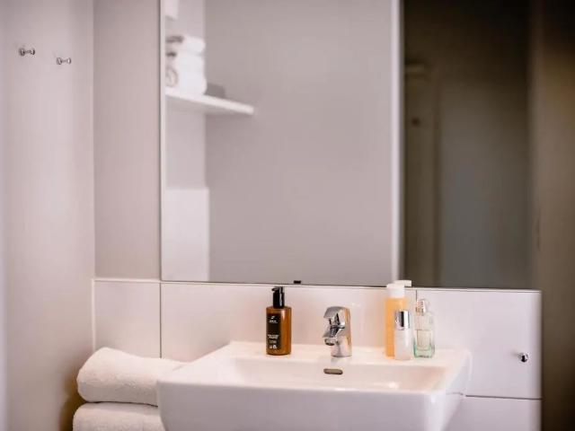Comfort Single Room in Zurich – Modern, Spacious & Pet Friendly, Zurich Amsterdam Apartments for Rent
