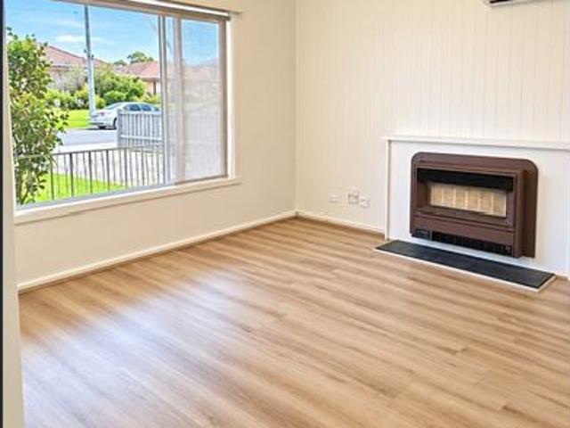 Comfort, Space and Convenience in the Heart of Avondale Heights!